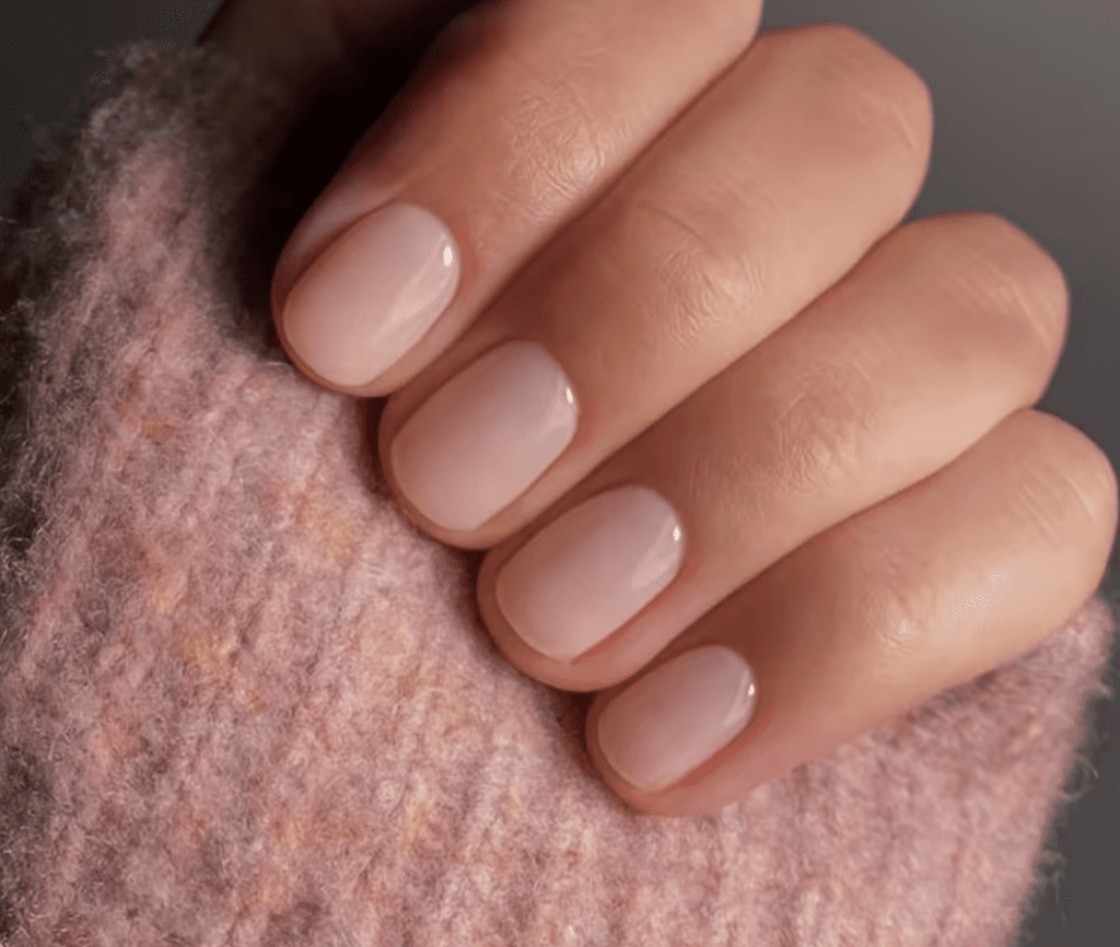 Unghii scurte oval cu lac nude transparent, manichiură naturală îngrijită acasă