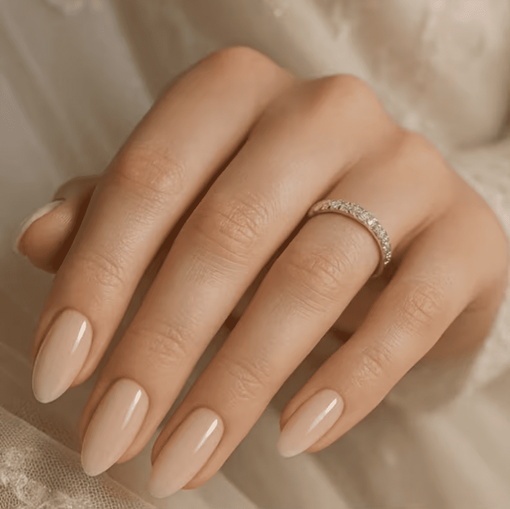 Manichiură migdală nude beige cu inel de diamante, unghii îngrijite acasă