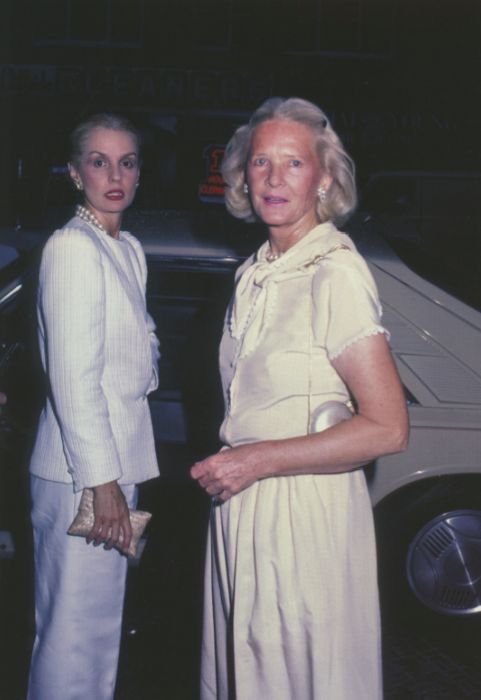 I-a povestit planul prietenei sale Diana Vreeland, pe atunci editor la Vogue.