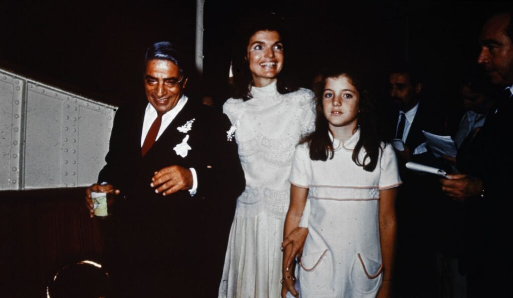 Una dintre primele femei cucerite de creațiile ei a fost Jacqueline Kennedy Onassis.